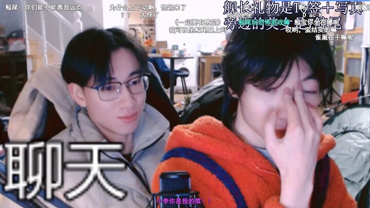 Whale Tail is sitting on Xiao Li’s lap, and Xiao Li can’t help but move up and down.