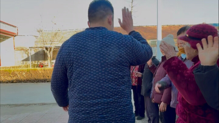 大学生回村后的地位