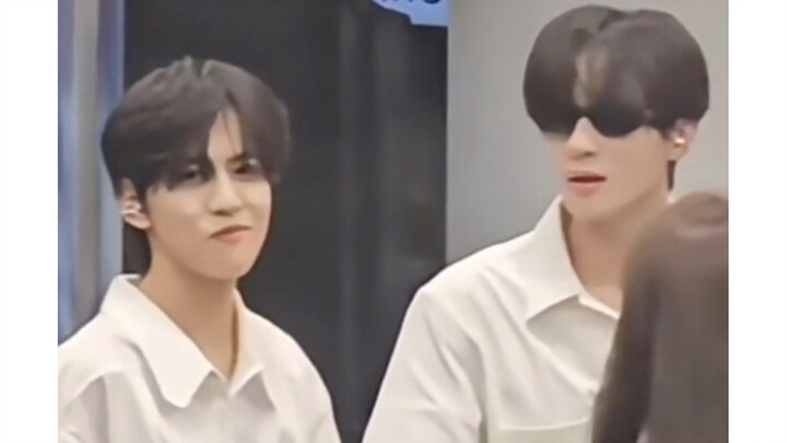 Triển Huyên lạnh mặt dạy dỗ Lưu Huyên Thành ở sân bay! Đúng là đàn chị hơn 19 tuổi mà anh ấy theo đu