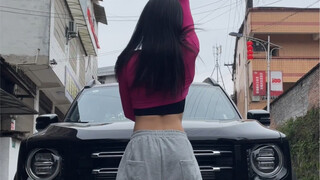 Anh chàng ăn mặc như nữ quay về làng, các anh em đi xem mắt đều ngơ ngác