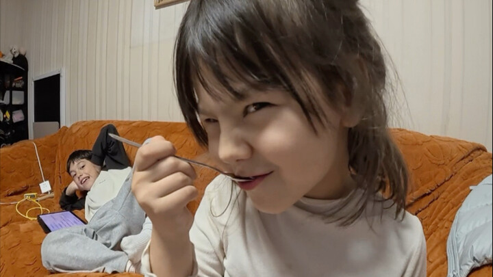 ตัวต่อทอดรสเผ็ดกรอบ? เด็กอังกฤษหนีห่าง แต่ลูกสาวฉันกินแล้วฟินสุดๆ!