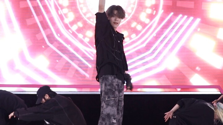 BOY STORY ซินหลง เฉิงตู การแข่งขันเต้นคัฟเวอร์ KDC ท่าเต้นที่แต่งเอง "DEEP WATER" ถ่ายสด