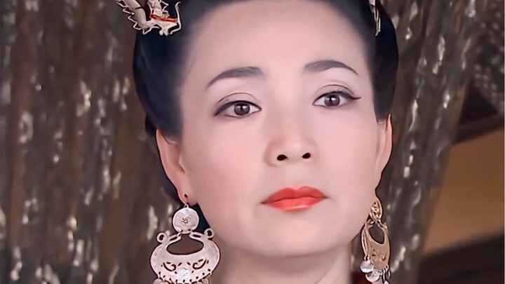 พระมาลาของฮองเฮาและไทเฮาองค์อื่นล้วนประดับด้วยหงส์ แต่มีเพียงพระมาลาของลวี่จื้อเท่านั้นที่กล้าประดับ