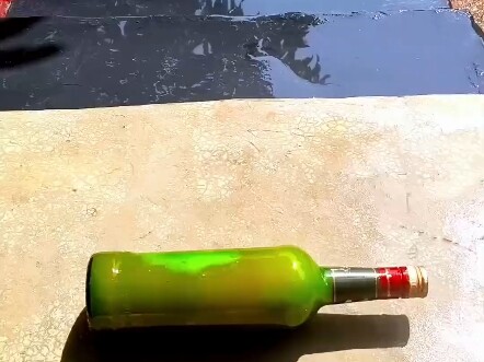 Khoảnh khắc giải áp khi lăn chai xuống cầu thang