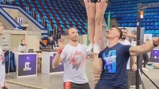 托举的人和被托举的人，都好厉害！