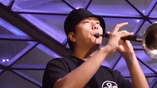 DJ lễ hội âm nhạc điện tử đột nhiên lấy suona của mình ra, giai điệu của bài hát thần thánh cổ xưa "
