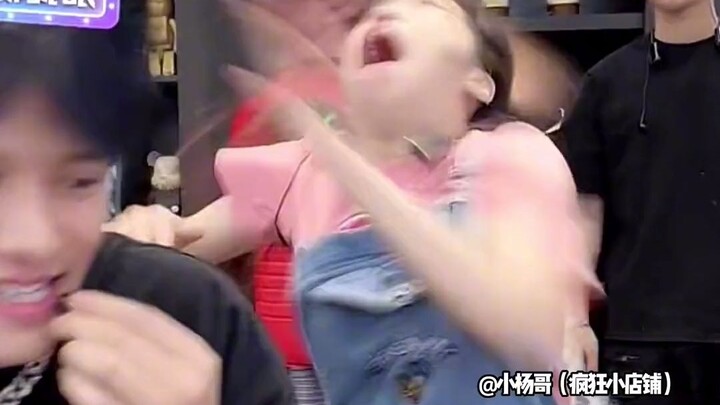 ไฟจราจรสีเหลืองแพ้ศึกพก. ถูกบังคับให้ไปไลฟ์ขายของและเต้นในช่องของเสี่ยวหยางเกอ เสี่ยวหยางเกอกลายเป็น