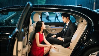 CEO dingin tolak semua wanita, tapi jatuh cinta pada putri pembantu dan rela bersihkan sepatunya!