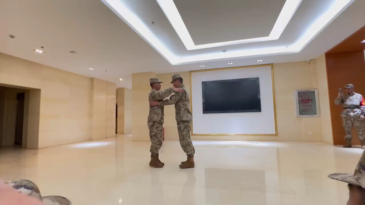 大学交际舞没白学，去单位给你们班长跳哈！