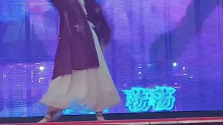 京剧猫墨紫爬台《飘荡》自编舞蹈，有些糟糕，在漫展上表现不好