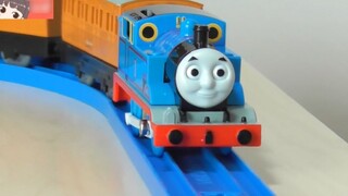 Chuyến tàu màu xanh và đỏ nối Thomas tự động chuyển tiếp để vận chuyển hàng hóa