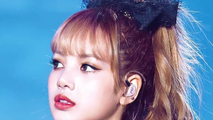 When Lisa Takes the Runway (Just 1 Minute—Don’t Blink!)