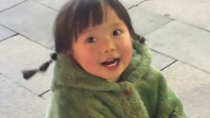 Loạt video giả vờ tình cờ gặp nhau