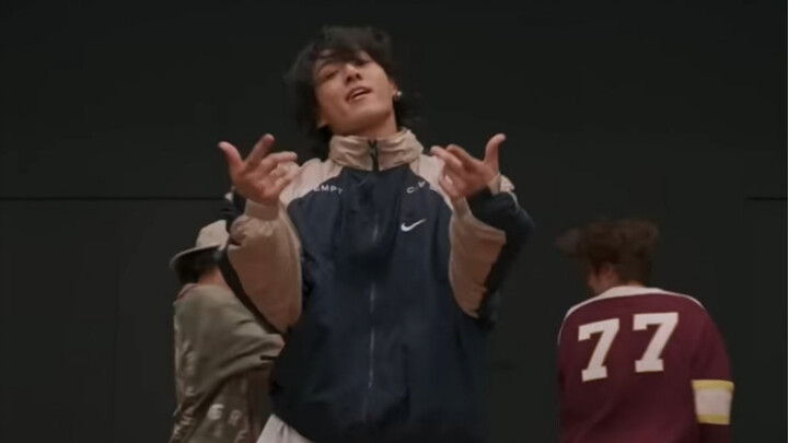 هذا المقطع من ريمكس أغنية جونغكوك ران لفرقة بي تي أس يُثير رعشة في رأسي. هل من يشاهده مرة واحدة فقط 