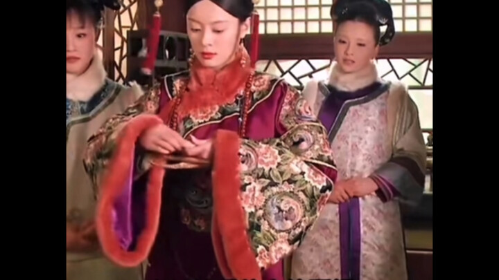Jiwa Anda telah terlahir kembali sebagai Zhen Huan yang mengenakan pakaian Chun Yuan sebelumnya. Bag