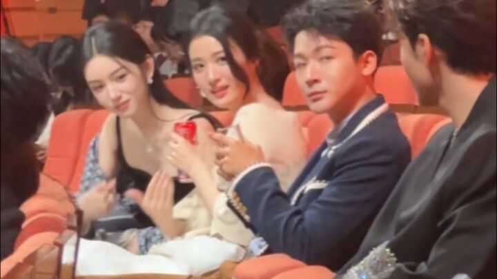 هو حقًا يتمتع بشعبية كبيرة هاها، لوّحت له ليأتي فضحكت حتى الموت