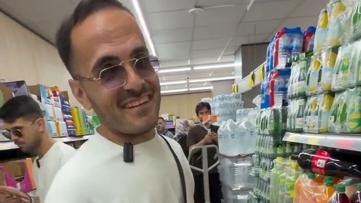 iPhone'cu kola bağımlısı Muhammed Mustafa Sözen Şekerli Pepsi alıyor.