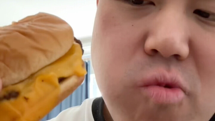 Hari pertama tantangan burger: hari ini aku makan enam burger, dan satu burger harus kumakan sebelum