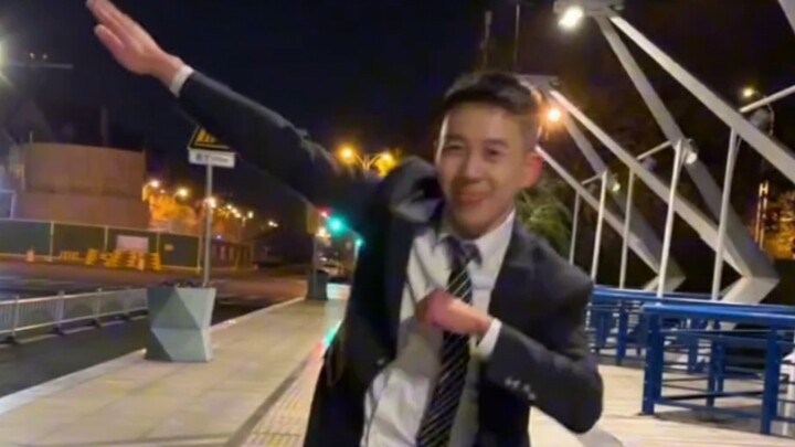西装小哥跳舞合集，很奈斯！