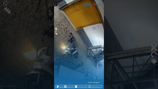 Momen Seorang Wanita Tetiba Rebahan Bersama Motornya saat Tiba di Kosan untuk Jemput Bestie
