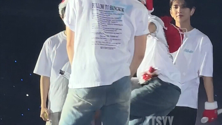 Bukan ikut adik-adik lain, tapi sosok wakil kapten kita yang kelihatannya tenang—tapi ekspresinya ud