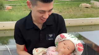 Brother Bao's family of four makes a rare group appearance together! Brother Bao, Han Qianqian, and 