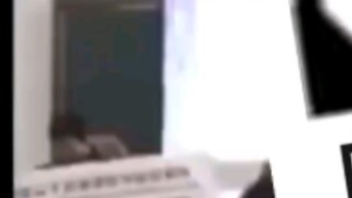 أحد المعلمين قام عن طريق الخطأ أثناء الدرس بتشغيل مواد تعليمية خاصة مخزنة على حاسوبه، فكان ذلك محرجً