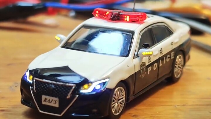 Outrageous! Can the 64-scale rearview mirror also be a flowing turn signal? ? 1/64 Crown police car 