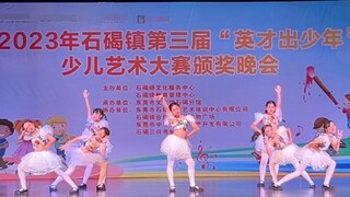 Học sinh tiểu học biểu diễn hoàn hảo điệu nhảy gốc "Love You" của Vương Tân Linh