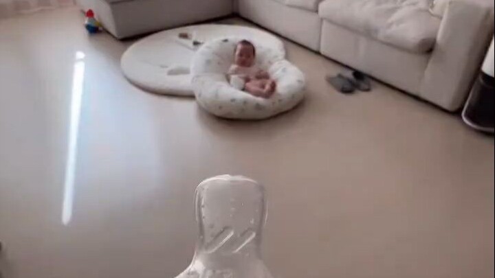 ลูกน้อยที่รีบอยากกินนม พอได้ยินเสียงฮึ่มๆ แบบนี้ ก็รู้สึกเหมือนน้ำนมกำลังจะไหลออกมาอีกแล้ว!