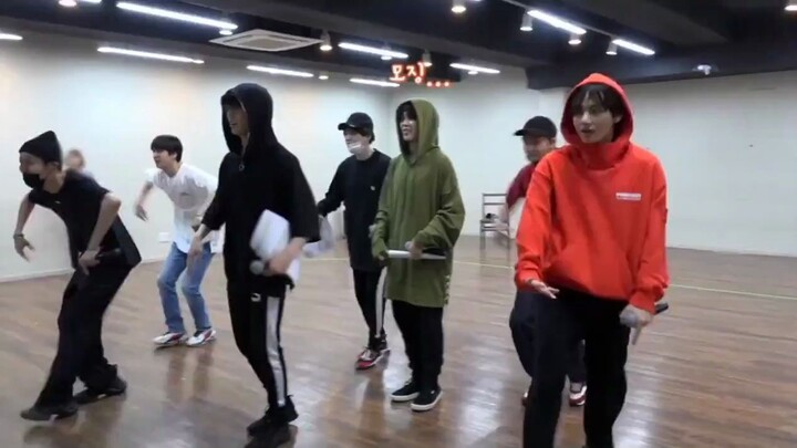 [BTS Taehyung] Taehyung’s dance memory is at AlphaGo level—he can instantly recall the choreography 