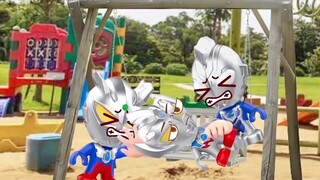 Ultraman kecil dan teman-temannya sedang berayun di ayunan.