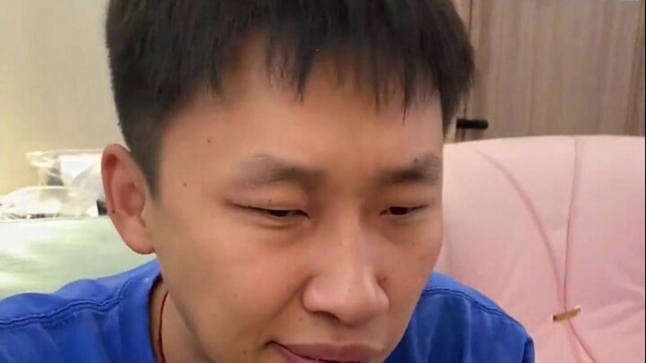 ใช้กลีบกระเทียมแกล้งทำเป็นมังคุด ห้องพักกินอย่างเอร็ดอร่อย? ชาวเน็ตบอก: แกล้งเก่งจริงๆ!