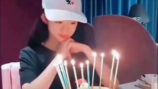 黄杨钿甜不愧是灾区公主！蛋糕都是老百姓见所未见的