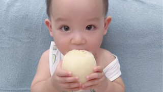 他竟然生吃莲藕？！