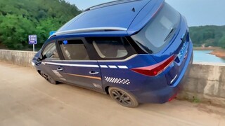 รถยนต์คันเล็กท้าทายสะพานข้างเดียว สุดท้ายรถพัง