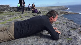 A father with acrophobia abroad insisted on seeing the cliff sea view, and then this scene appeared