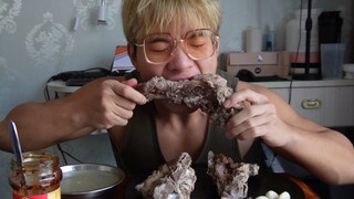 Shivering with cold, a big bowl of bone soup with five jin of large bones and garlic—so satisfying!