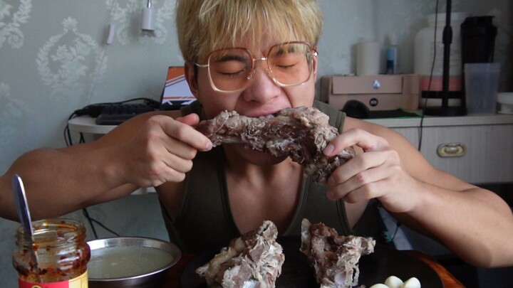 Shivering with cold, a big bowl of bone soup with five jin of large bones and garlic—so satisfying!