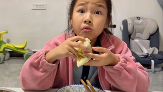 يذهب إلى المدرسة بلونٍ ناصع البياض، ويعود إلى المنزل بلونٍ داكنٍ قاتم.