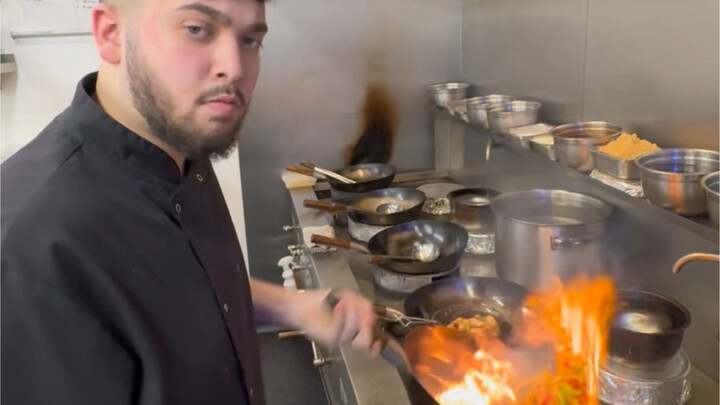 Người nước ngoài nấu món Trung Quốc: Gà xào ớt cay 🌶️