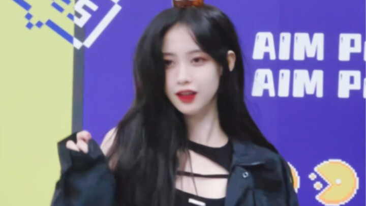 Idol Straight Shot｜"mmmh" Water Bottle Challenge