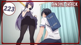 Kenapa gadis ini membuka tudung nasi nya