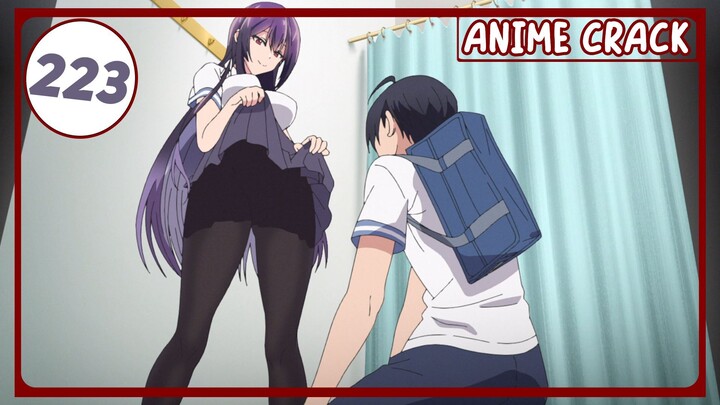 Kenapa gadis ini membuka tudung nasi nya