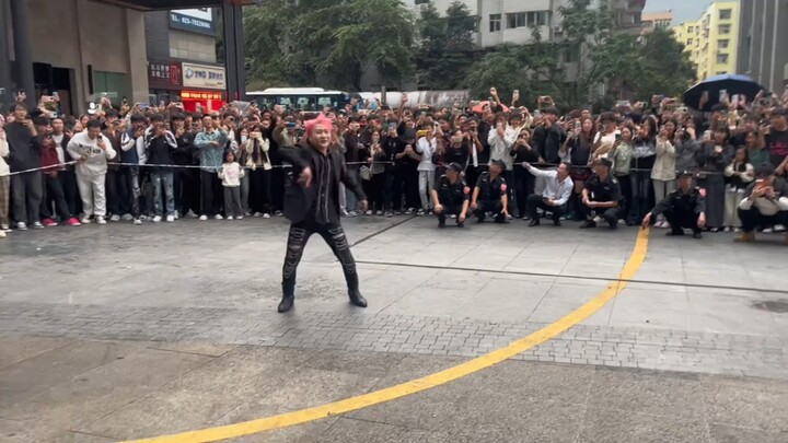 Security immediately set up a cordon—this is the exclusive stage belonging to Brother Bian.