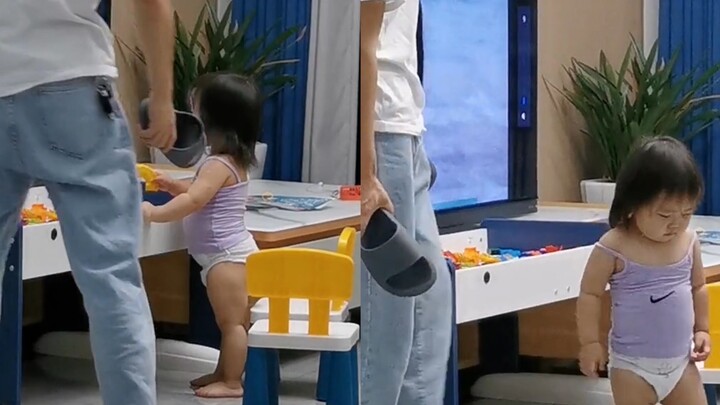 Em bé đáng yêu nửa đêm xem tivi không chịu ngủ, thấy bố bỉm cầm dép hỏi tội là lập tức sợ hãi, còn m