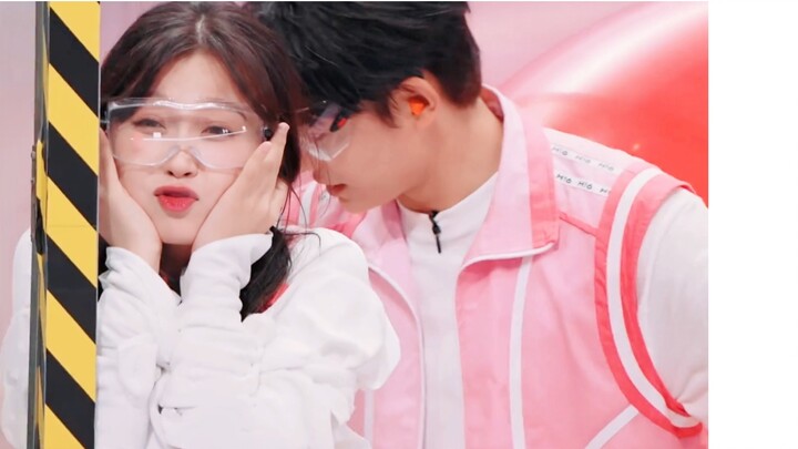 So sweet! Now this is high-level fan engagement—so genuine and natural. She acts cute, he responds; 