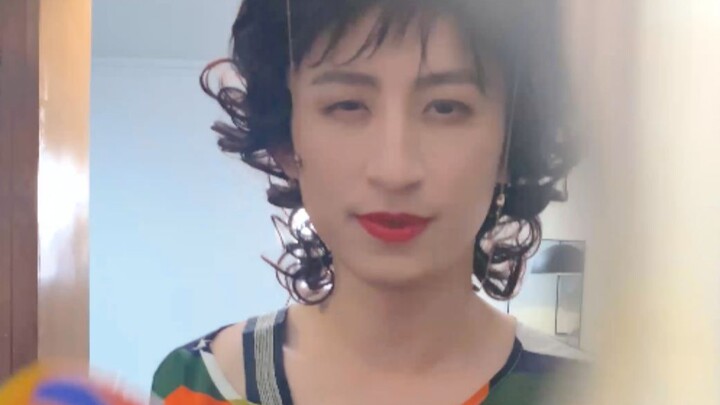 هذه المرة لعبت بالهاتف المحمول ولم تكتشف أمي ذلك أبدًا!