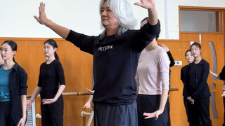 Kelas analisis gerakan dan koreografi oleh guru berusia 66 tahun Gao Da dari Akademi Tari Beijing