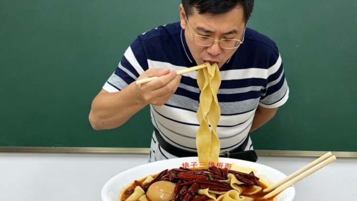 Makan mi papan saat pelajaran berlangsung